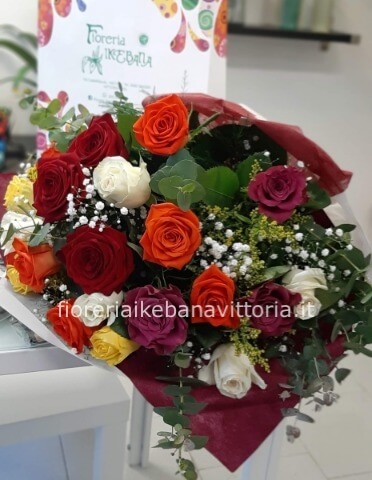 Mazzo con rose di colori assortiti